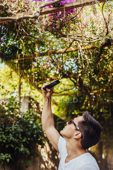 Man photographing outdoors — Stock Photo