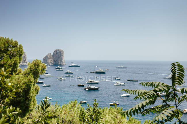 Лодки, плавающие на побережье Амальфи — стоковое фото