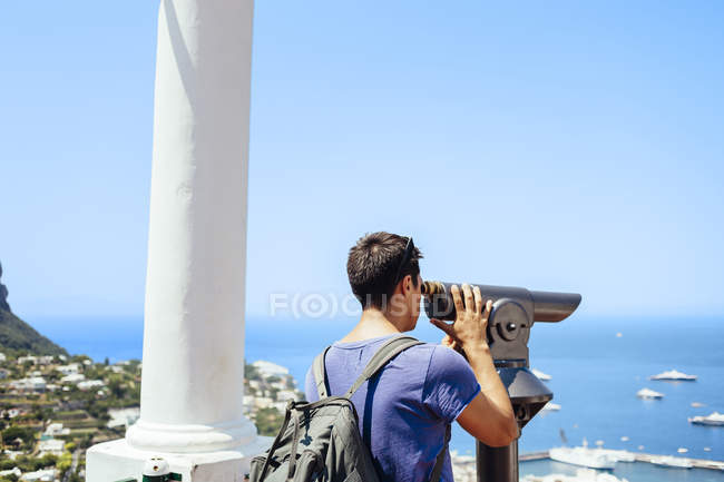 Hombre mirando a través del telescopio - foto de stock