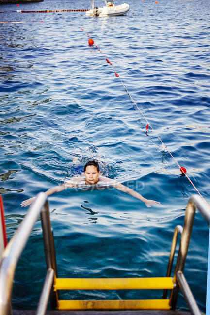 Homme nageant en mer — Photo de stock