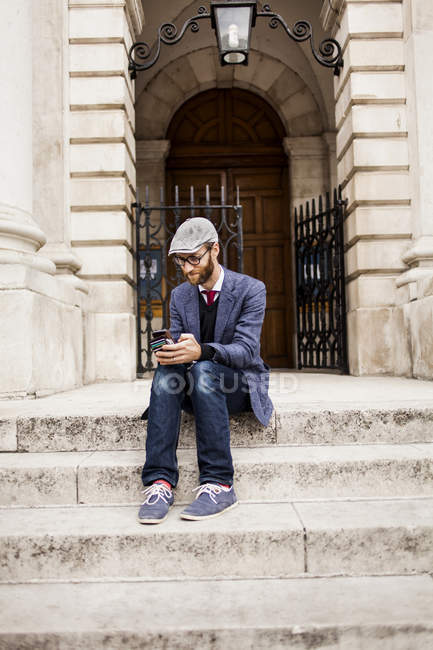 Mann benutzt Smartphone — Stockfoto