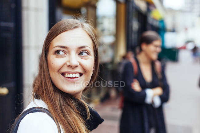Mujer en la calle de la ciudad - foto de stock