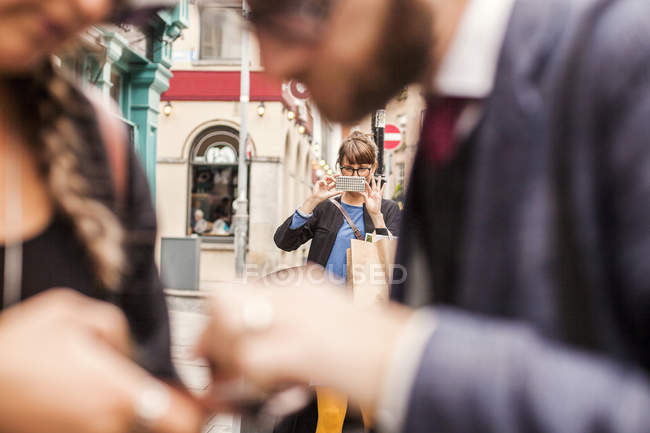 Woman photographing friends — Stock Photo