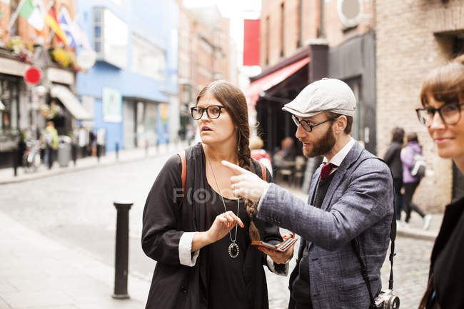 Hombre hablando con una amiga - foto de stock