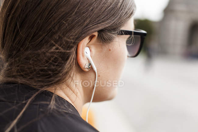 Femme écouter de la musique — Photo de stock
