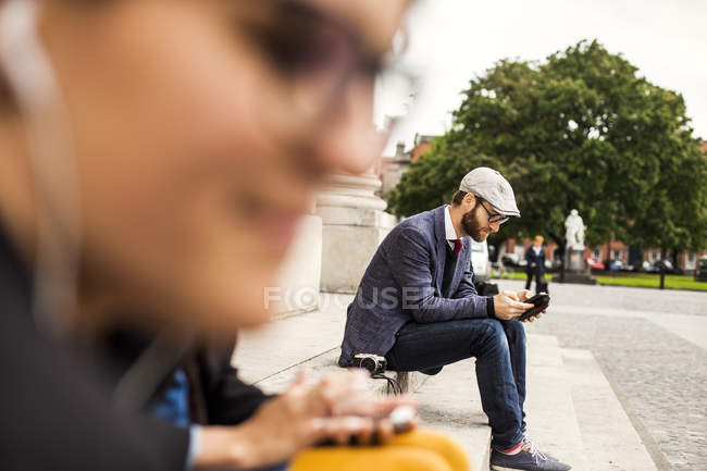 Uomo utilizzando smart phone — Foto stock