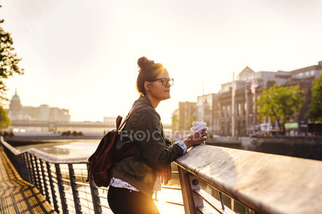 Femme sur boardwalk par rivière — Photo de stock