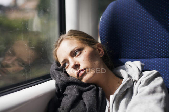 Geschäftsfrau blickt durch Zugfenster — Stockfoto