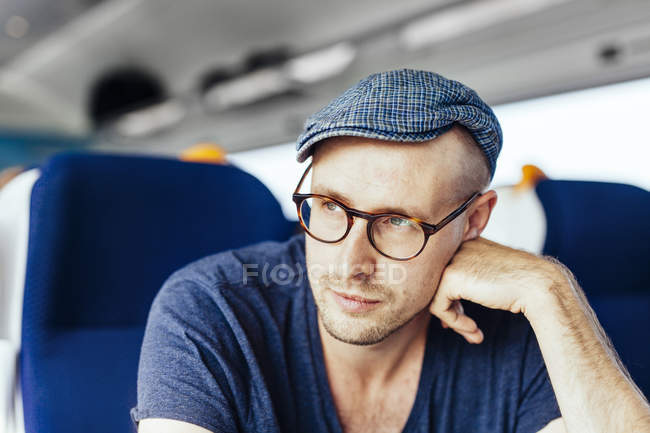 Homme voyageant en train — Photo de stock