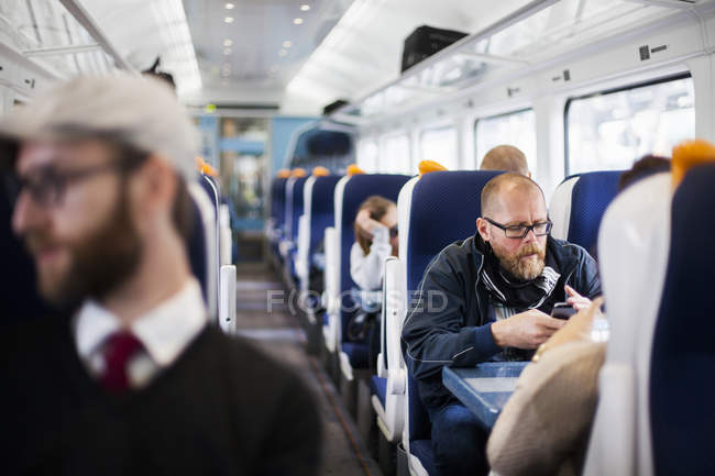 Les gens d'affaires voyageant en train — Photo de stock
