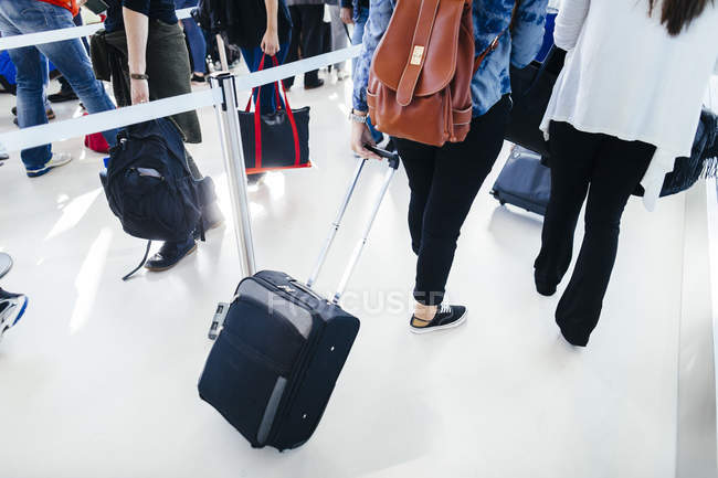 Frauen mit Gepäck laufen am Flughafen — Stockfoto