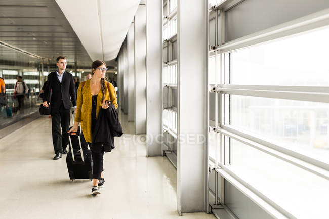 Business people walking at airport — Stock Photo
