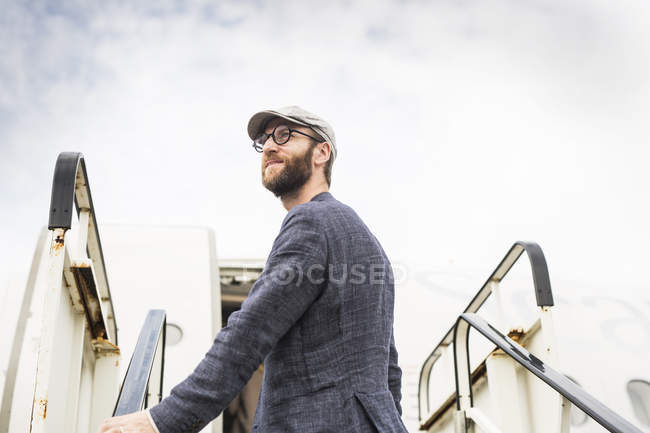 Чоловік стоїть на сходах пансіонату — стокове фото