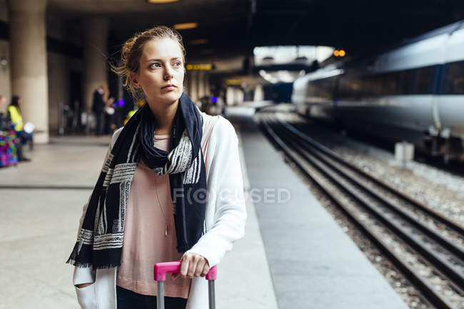 Frau steht am Bahnhof — Stockfoto