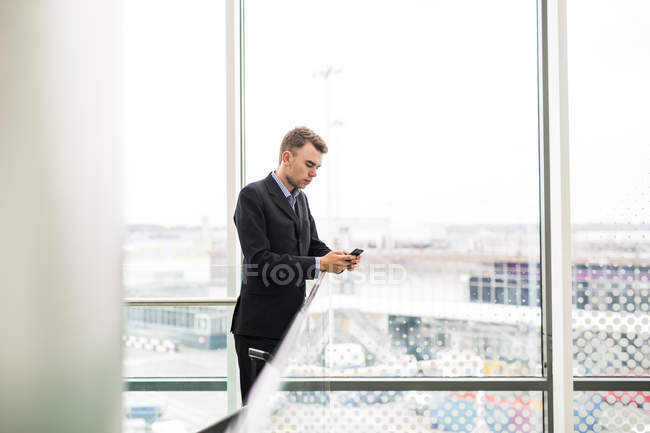 Бізнесмен використовує смартфон — стокове фото