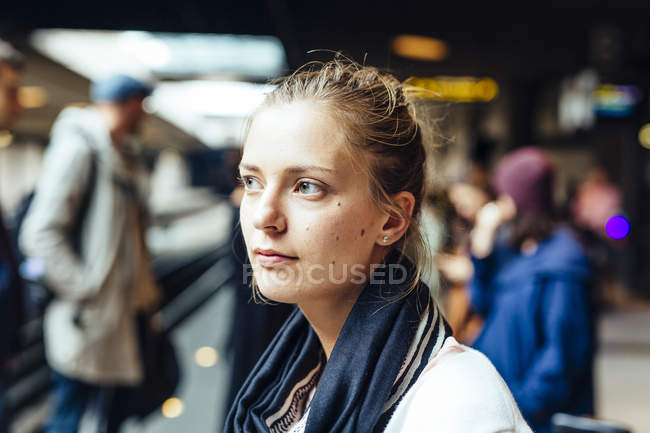 Жінка на Залізничні станції — стокове фото