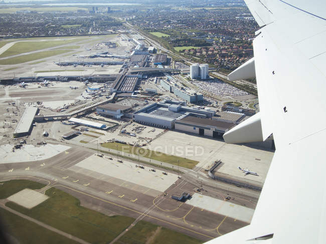 Avião sobrevoando o aeroporto — Fotografia de Stock