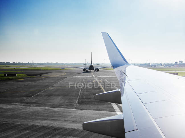 Aviones en pista de aeropuerto - foto de stock