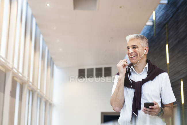 Щасливий чоловік розмовляє через навушники — стокове фото