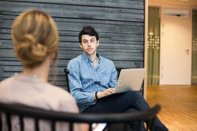 Homem olhando para a mulher durante a reunião — Fotografia de Stock