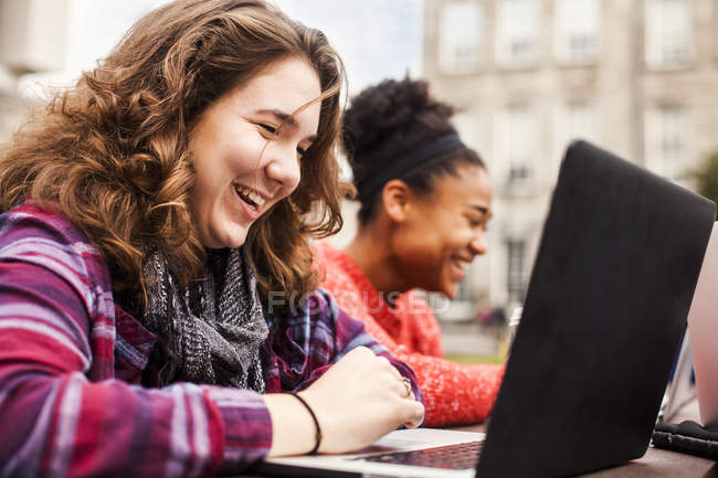 Жінка-студент використовує ноутбук — стокове фото