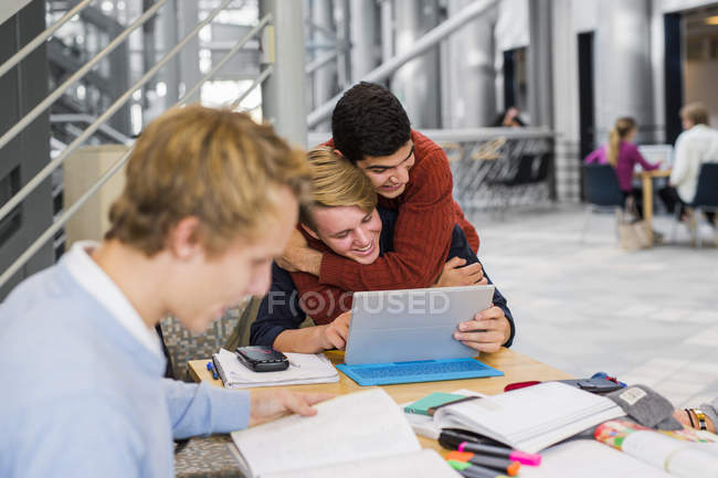 Estudante masculino abraçando amigo — Fotografia de Stock