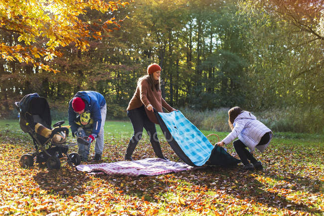 La famille se prépare pour le pique-nique en forêt — Photo de stock