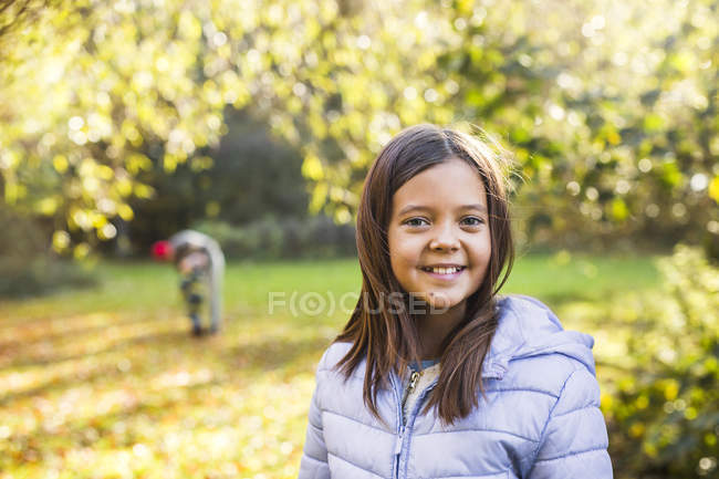 Retrato de niña sonriendo en el bosque - foto de stock