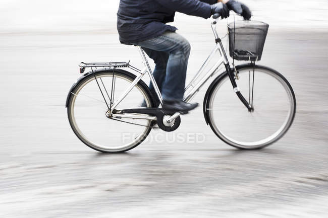 Homme à vélo — Photo de stock