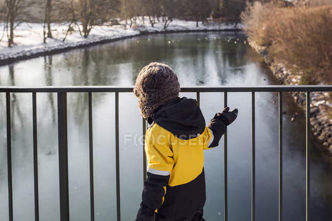 Niño caminando por el puente - foto de stock