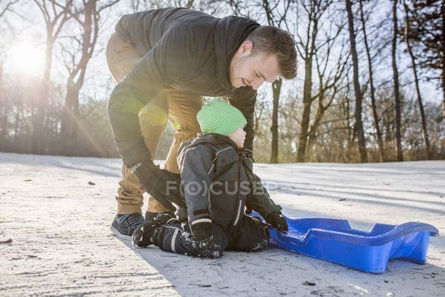Jovem pai com menino — Fotografia de Stock