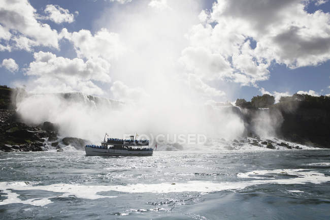 Ferry sailing by Niagara Falls — Stock Photo
