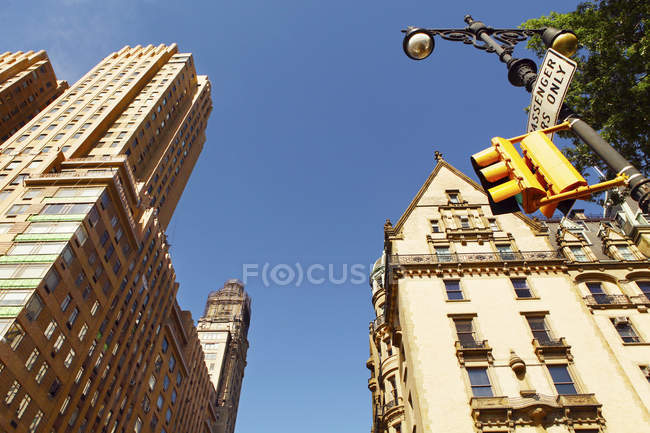 Gebäude gegen strahlend blauen Himmel — Stockfoto