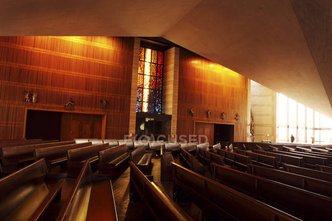Interior de la iglesia iluminada - foto de stock