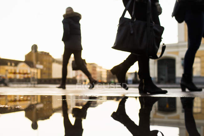 Caminantes caminando por la calle de la ciudad - foto de stock