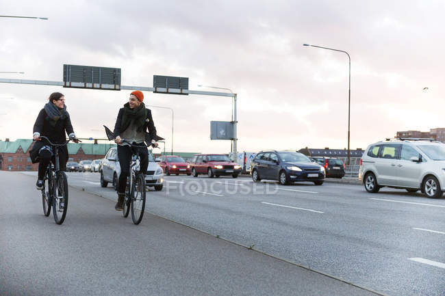 Homem e mulher de bicicleta — Fotografia de Stock