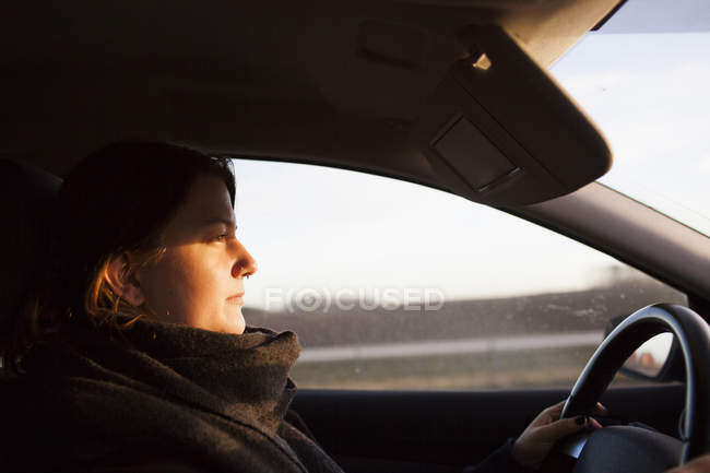 Donna guida auto — Foto stock