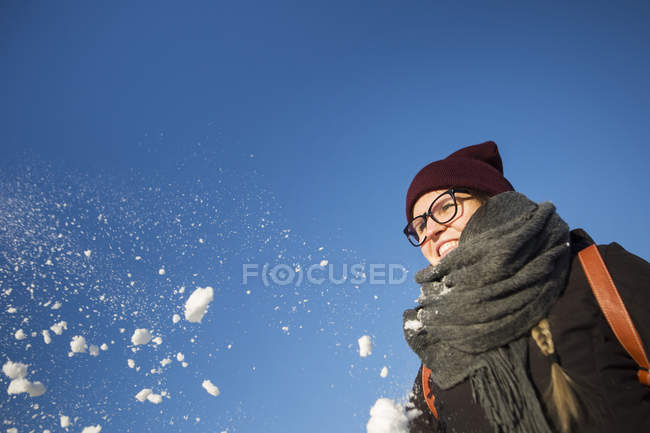 Frau spielt mit Schnee — Stockfoto