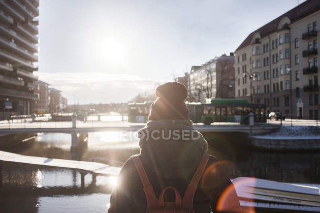 Жінка стоїть біля каналу в місті — стокове фото