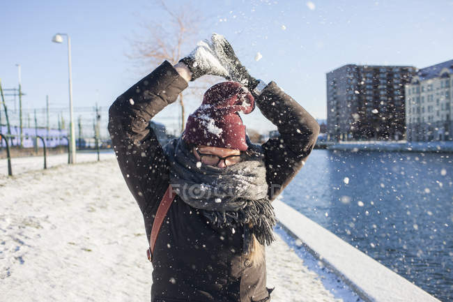 Mujer jugando con nieve - foto de stock