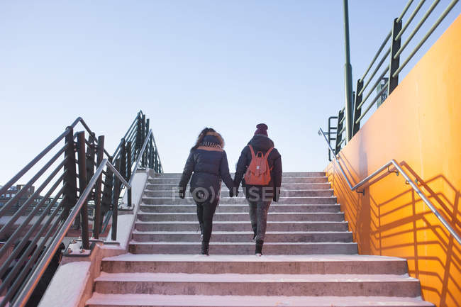 Freundinnen steigen Stufen hinauf — Stockfoto