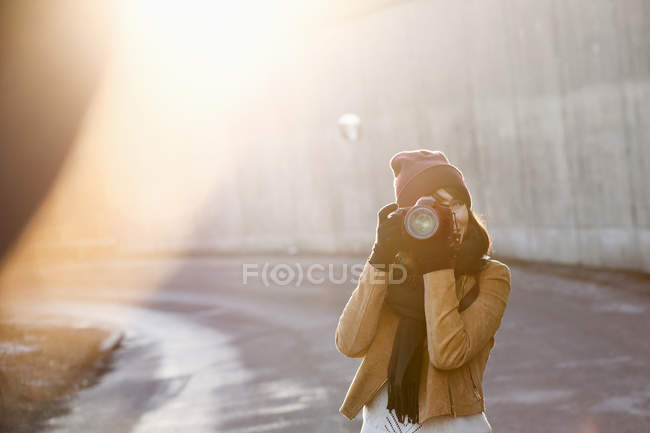 Femme photographie avec appareil photo à l'extérieur — Photo de stock
