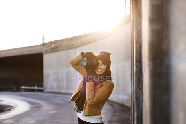 Mulher fotografando com câmera — Fotografia de Stock