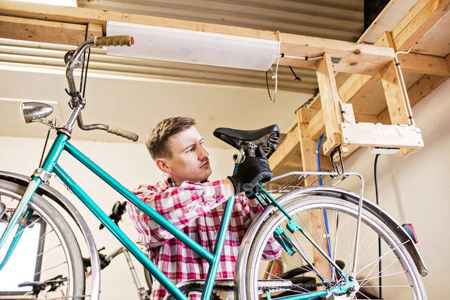 Reparaturarbeiter repariert Fahrradsitz — Stockfoto