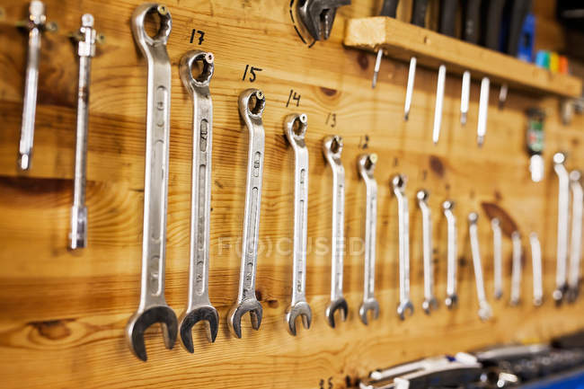 Various sizes of spanners — Stock Photo
