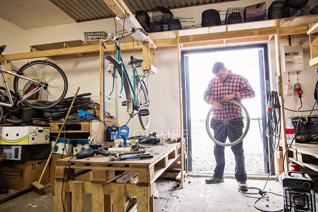 Homme réparer pneu de vélo — Photo de stock