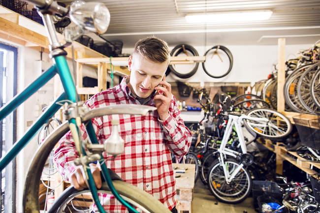 Механічна робота в велосипедному магазині — стокове фото