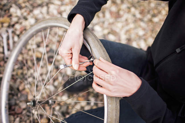 Mecánico femenino reparando neumático de bicicleta - foto de stock