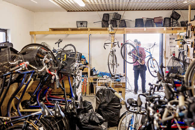 Reparador transportando bicicleta — Fotografia de Stock