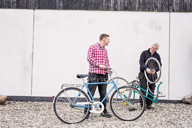 Padre e figlio riparazione biciclette — Foto stock